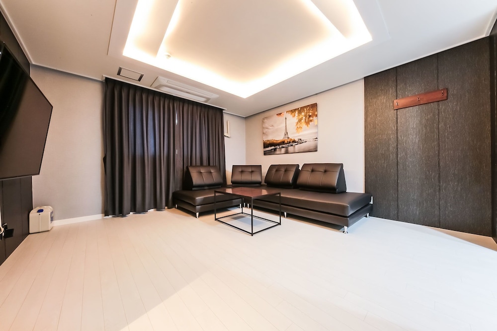 Family Room - Photo 10