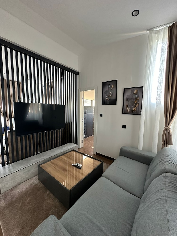 Exclusive Studio Suite, 1 King Bed, Hot Tub, Pool View