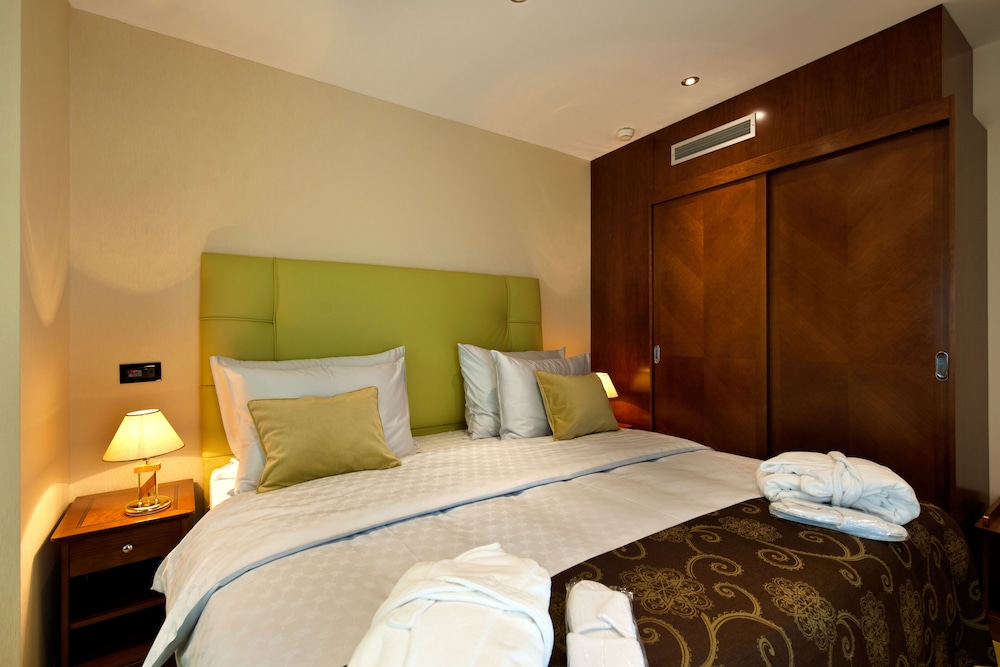 Executive Suite, 1 King Bed, City View