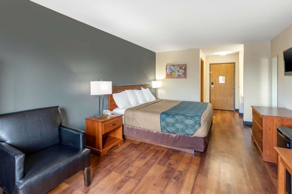 Standard Room, 1 King Bed, Non Smoking - Photo 4