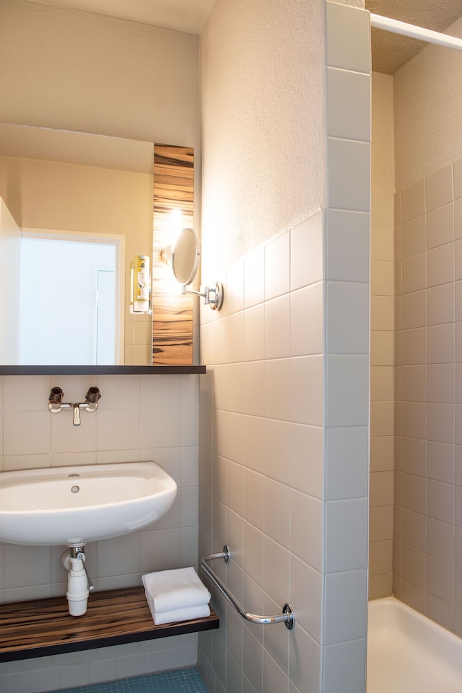 Classic Twin Room, Balcony, Lake View - Photo 4