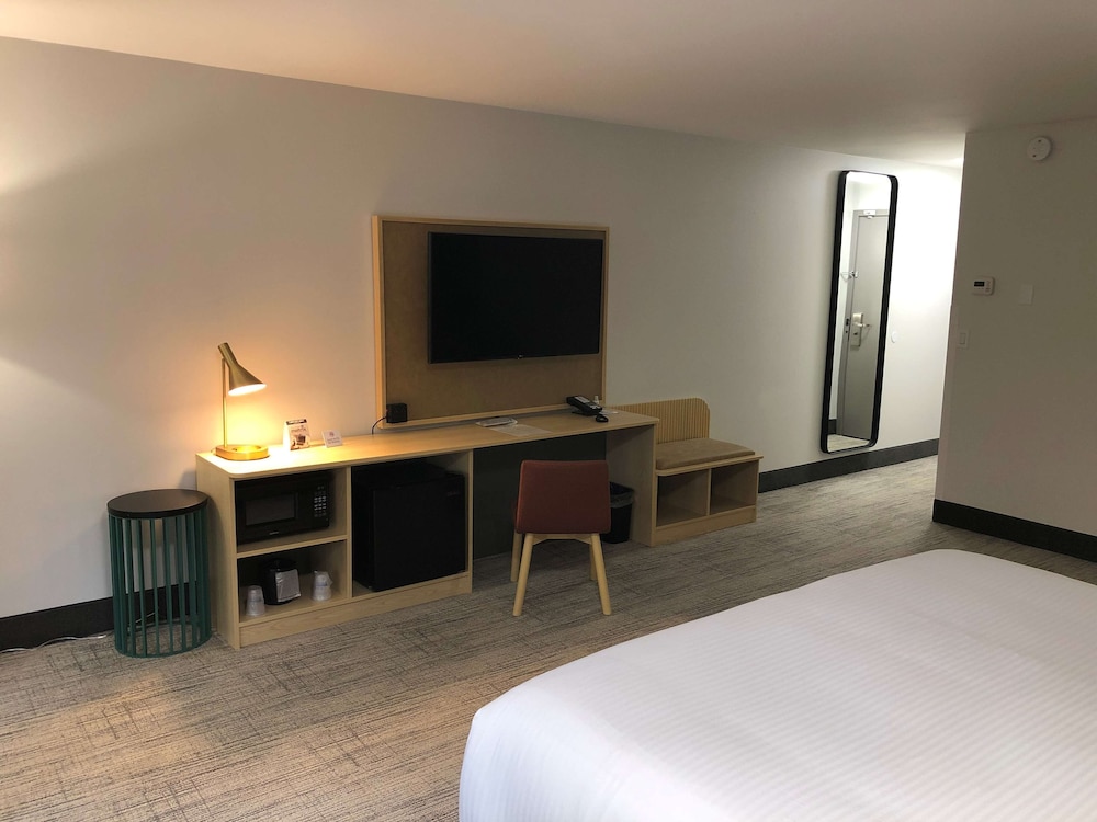 Suite, 1 King Bed, Balcony, Courtyard View - Photo 1