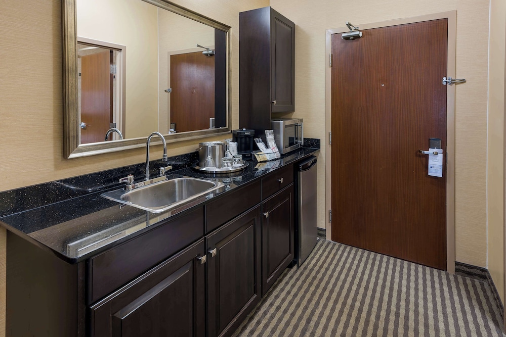 Suite, 1 Queen Bed, Non Smoking, Refrigerator & Microwave (with Sofabed) photo 3