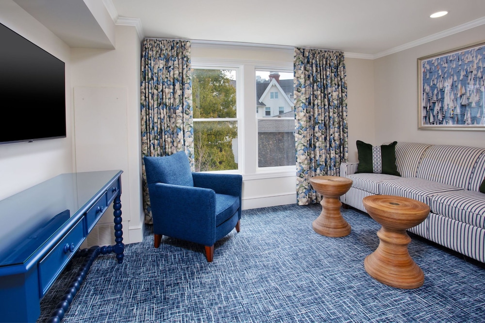 Deluxe Room, 1 King Bed photo 2