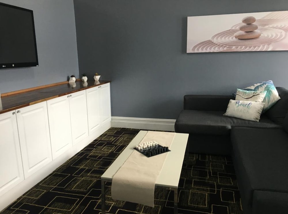 Standard Suite, 1 Double Bed, Ensuite photo 3