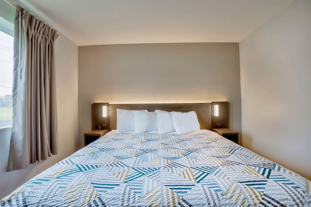 Deluxe Room, 1 King Bed, Accessible, Non Smoking photo 2