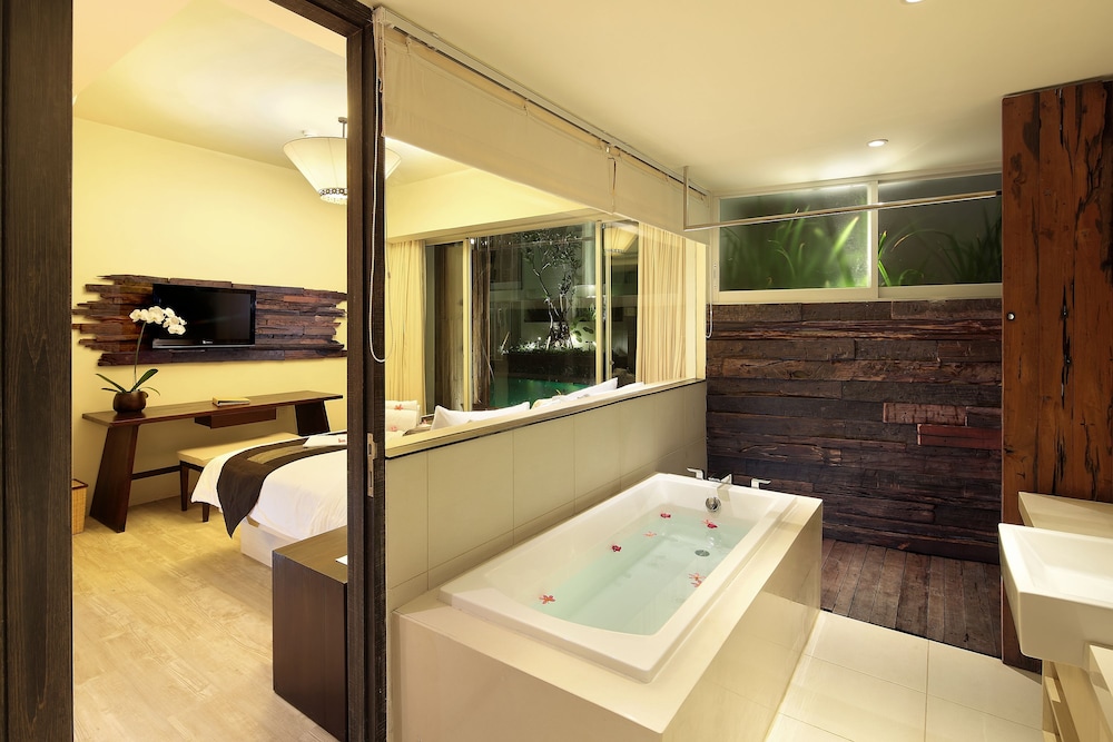 Grand Premier with Pool Access - Photo 5