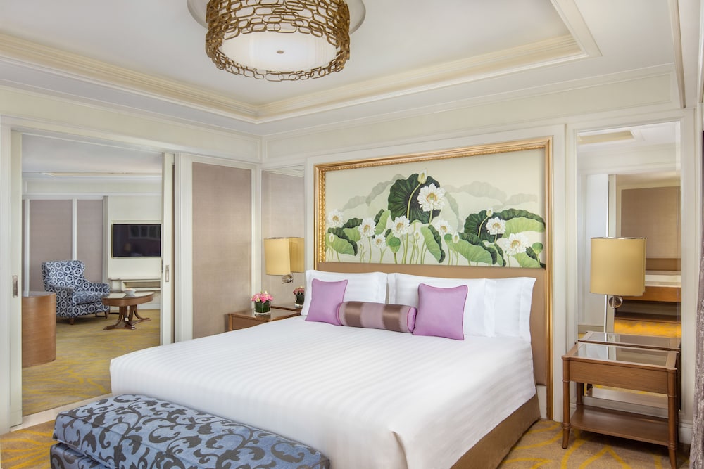 Club Suite, 1 King Bed (Premier Executive) - Photo 2