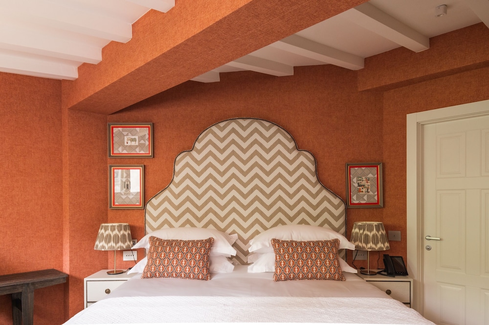 ATTIC JUNIOR SUITE