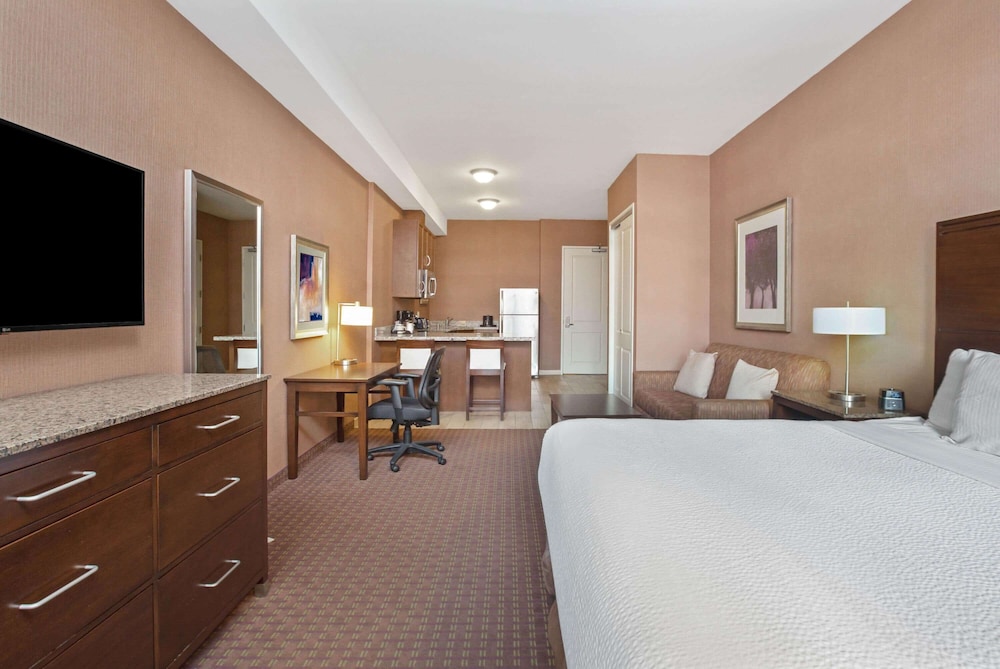Studio Suite, 1 King Bed with Sofa bed, Non Smoking, Balcony (Full Kitchen) - Photo 2