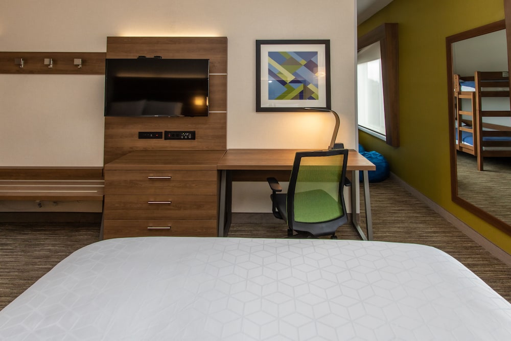 Suite, Multiple Beds - Photo 4