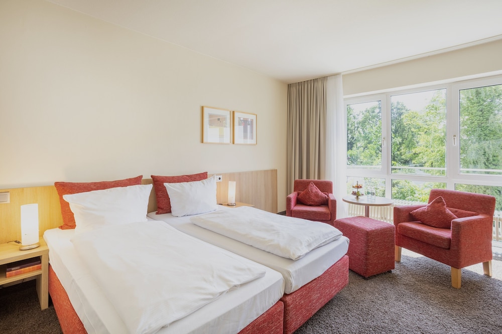 Superior Double or Twin Room, Garden View thumbnail 6