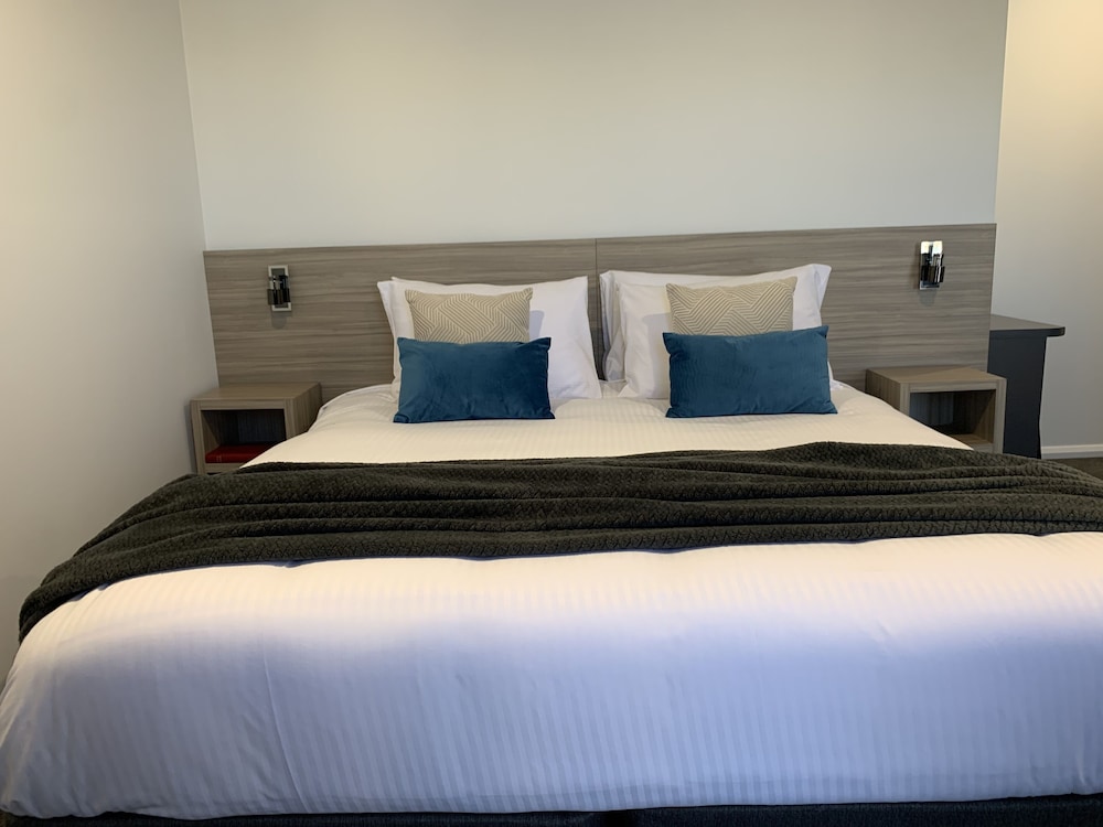 Deluxe Room, 1 King Bed, Kitchenette, Partial Ocean View photo 3