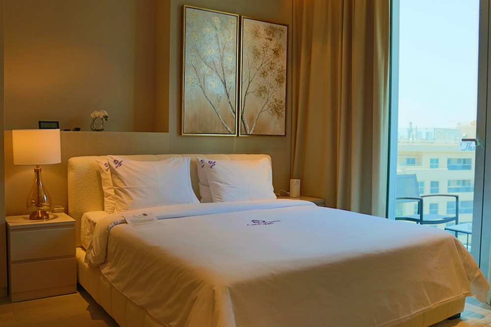 Deluxe Studio, 1 Queen Bed, Partial Lake View photo 1