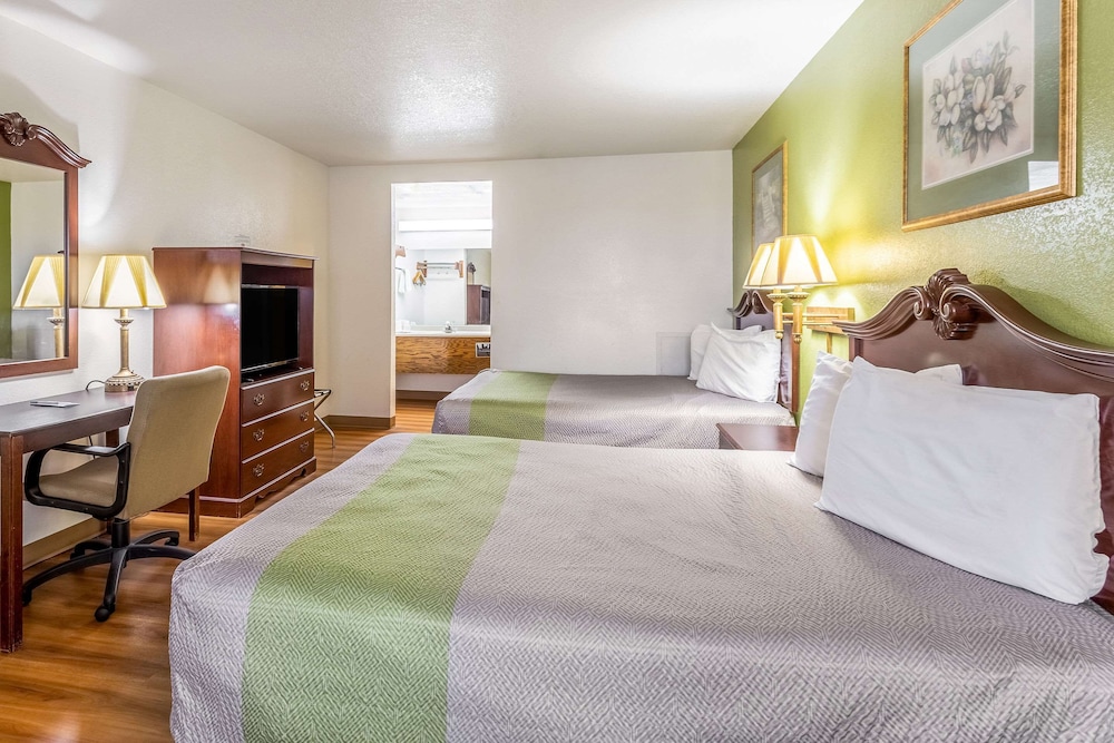 Standard Room, 2 Queen Beds, Non Smoking (Pet Friendly) photo 2