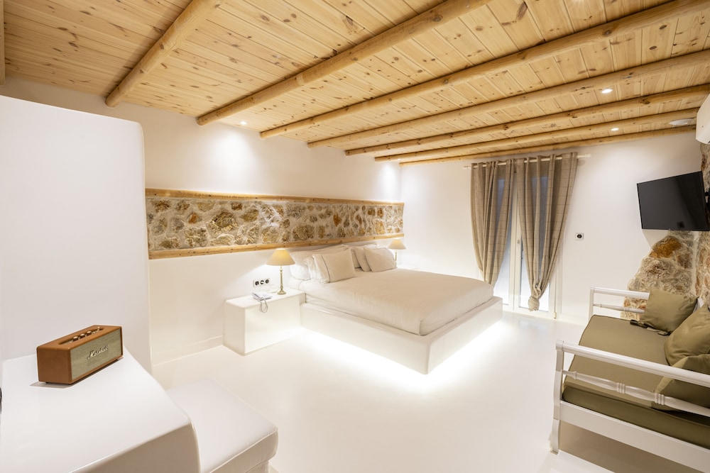 Superior Suite - Photo 17
