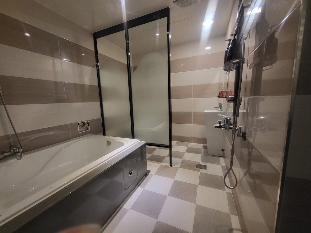 Premium Room (Free Netflix, Styler, Air purifier) photo 2