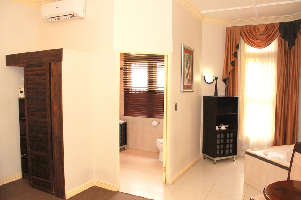 Suite, 1 King Bed - Mansion Wing photo 2