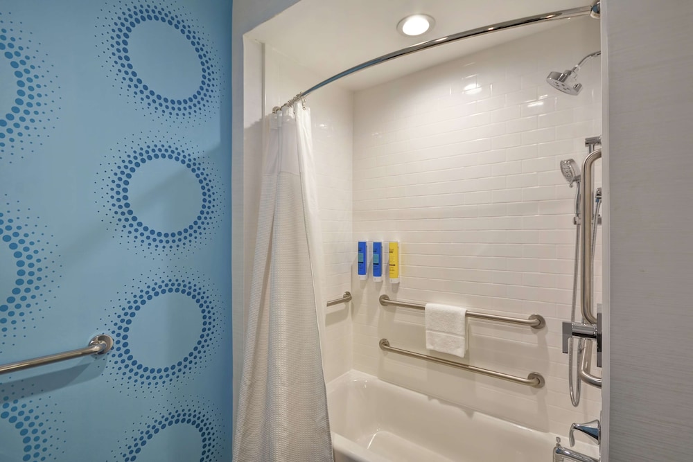 Room, 1 King Bed, Accessible, Bathtub - Photo 4
