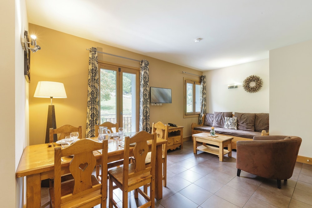 Family Apartment, Multiple Bedrooms (Vallorcine Buet 33 ski in / ski out) Family Apartment, Multiple Bedrooms (Vallorcine Buet 33 ski in / ski out)