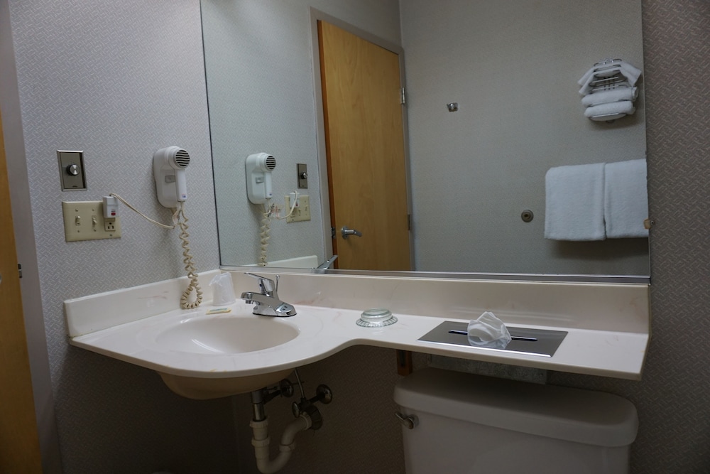 Basic Single Room, 1 Queen Bed, Smoking - Photo 6