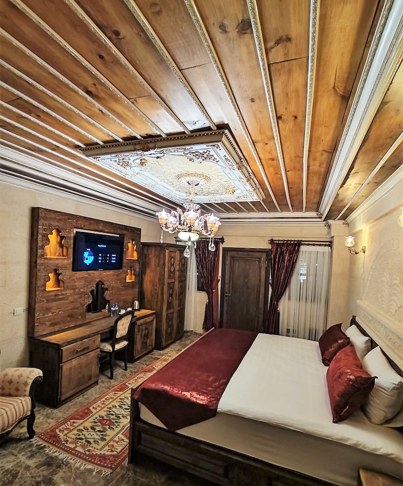Red Pool Suite, Hot Tub - Photo 3