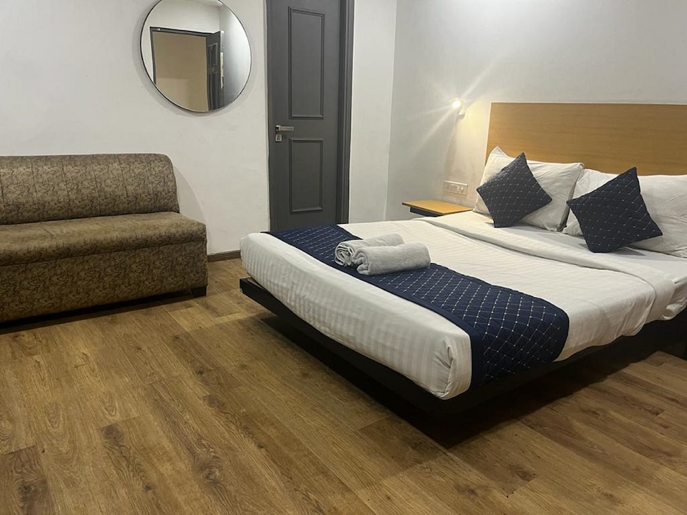 Deluxe Room - Photo 12