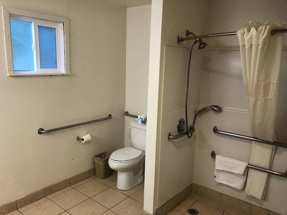 Room, 1 King Bed, Accessible, Non Smoking (Mobility/Hearing) - Photo 8