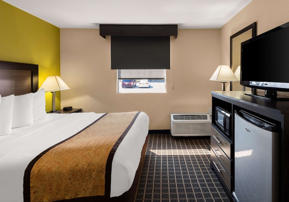 Standard Room, 1 King Bed, Accessible, Refrigerator & Microwave (Larger Room) photo 3