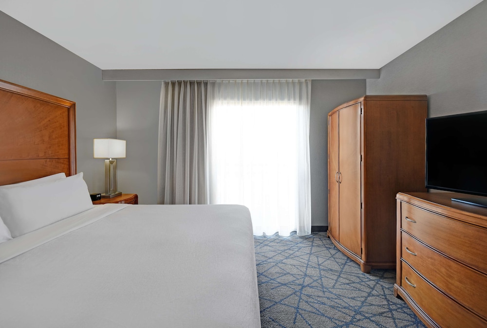 2 Room Suite - 1 King Bed, Accessible, Non-Smoking photo 2