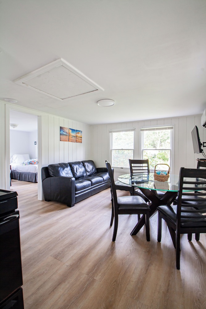 Cottage, 2 Bedrooms (1 Queen & 2 Twin Beds - Pet Friendly +FEE)