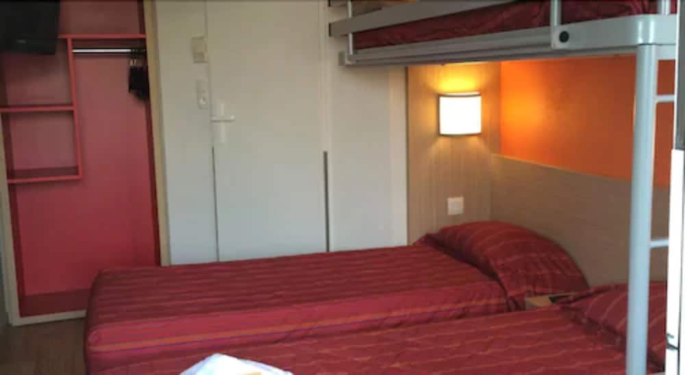 Standard Room, 3 Twin Beds photo 2