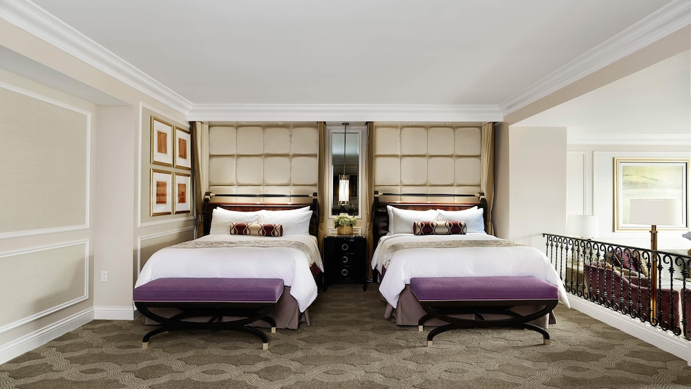 Newly Remodeled Luxury Two Queen Suite with Prestige Club Lounge Access - Photo 5