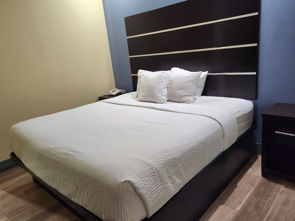 Deluxe Room, 1 King Bed, Non Smoking - Photo 3