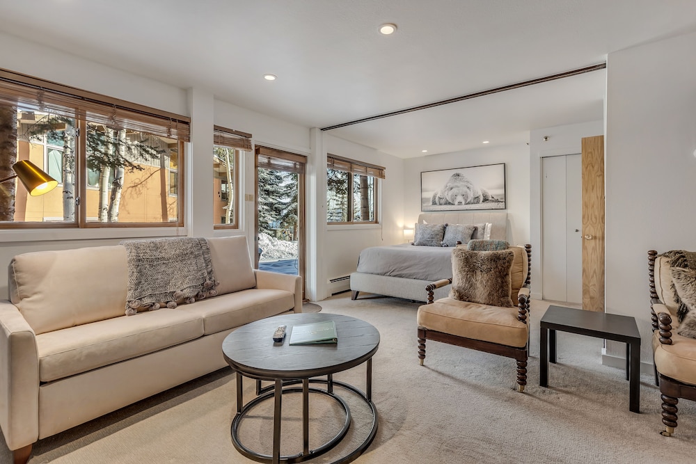 Premier Studio (Unit 103)