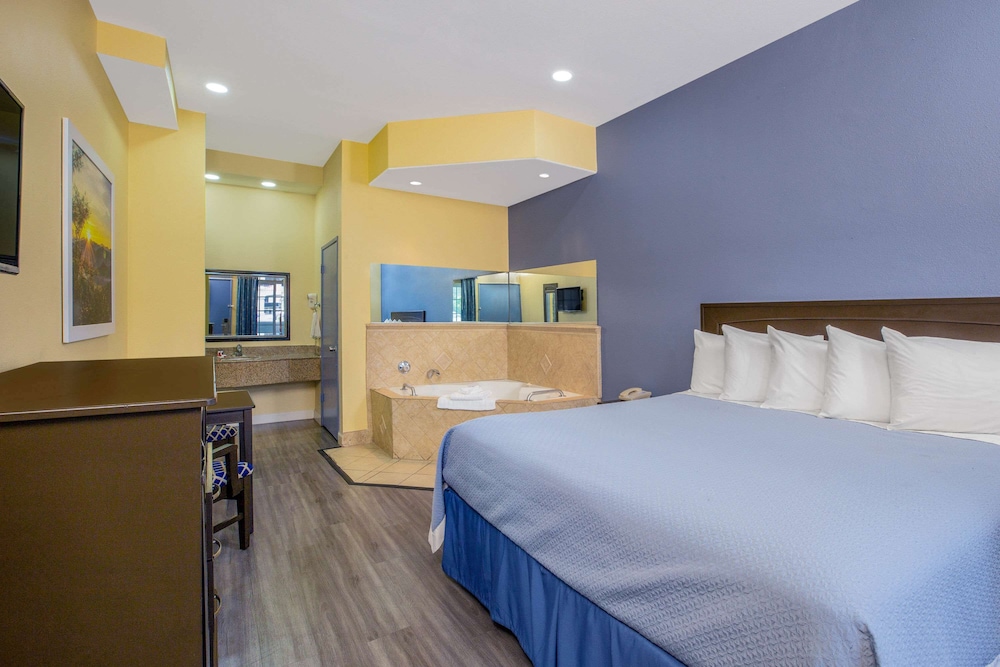 Suite, 1 King Bed, Hot Tub photo 1