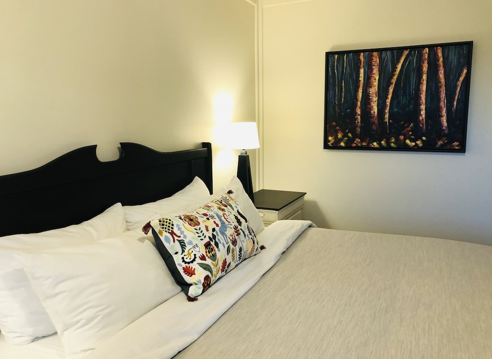 King Bed Deluxe, Mtn & Garden View.(#15) photo 1