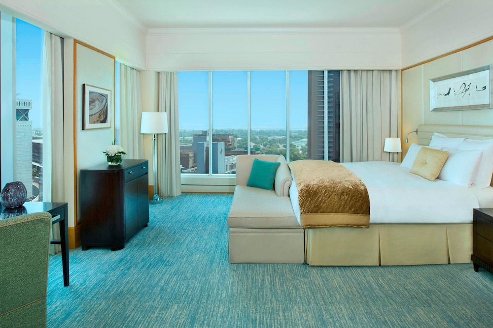 Junior Suite, 1 King Bed with Lounge Access photo 3