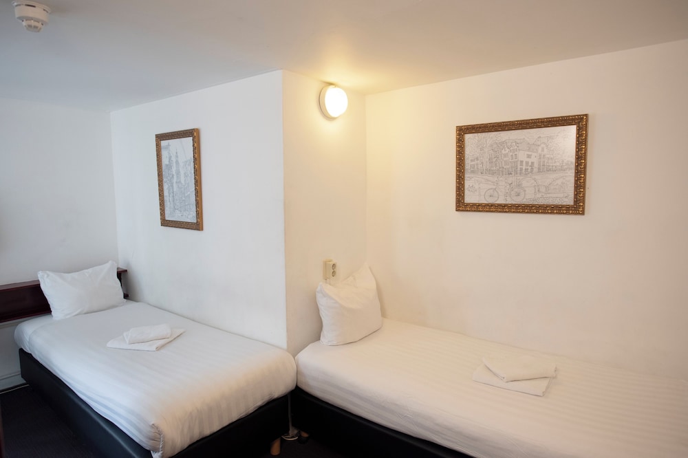 Basic Triple Room, Smoking photo 1