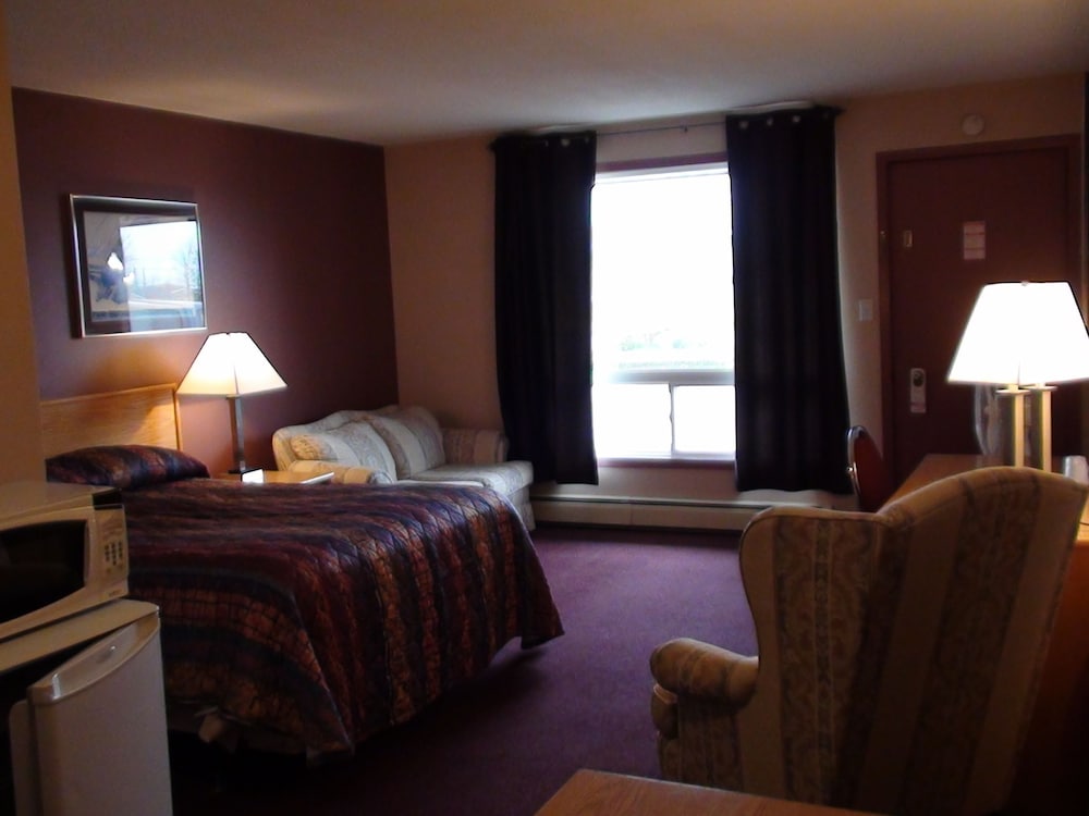 Standard Room, 1 Queen Bed, Non Smoking, Refrigerator & Microwave photo 1