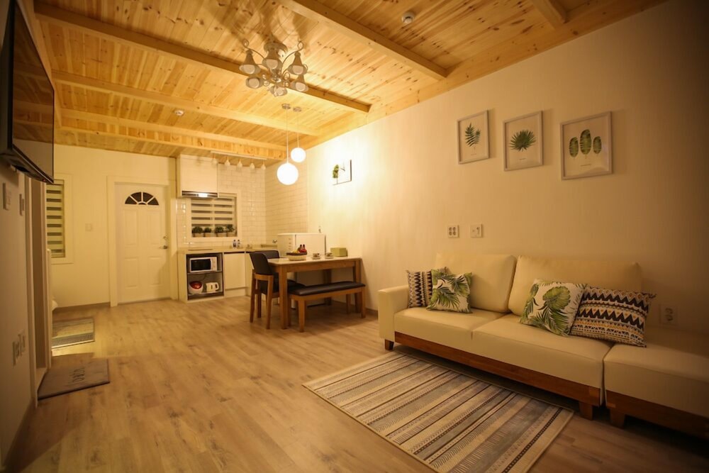 Room (Natural) - Photo 12