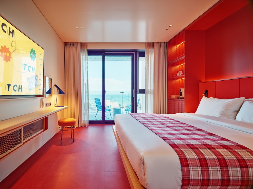 Oceanview senior room queen terrace photo 3