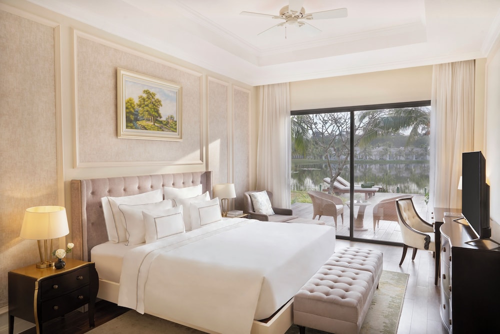 The Level 3-Bedroom Villa Lake View with Private Pool