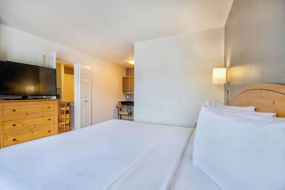 Deluxe Room, 1 Queen Bed, Smoking, Refrigerator & Microwave - Photo 2