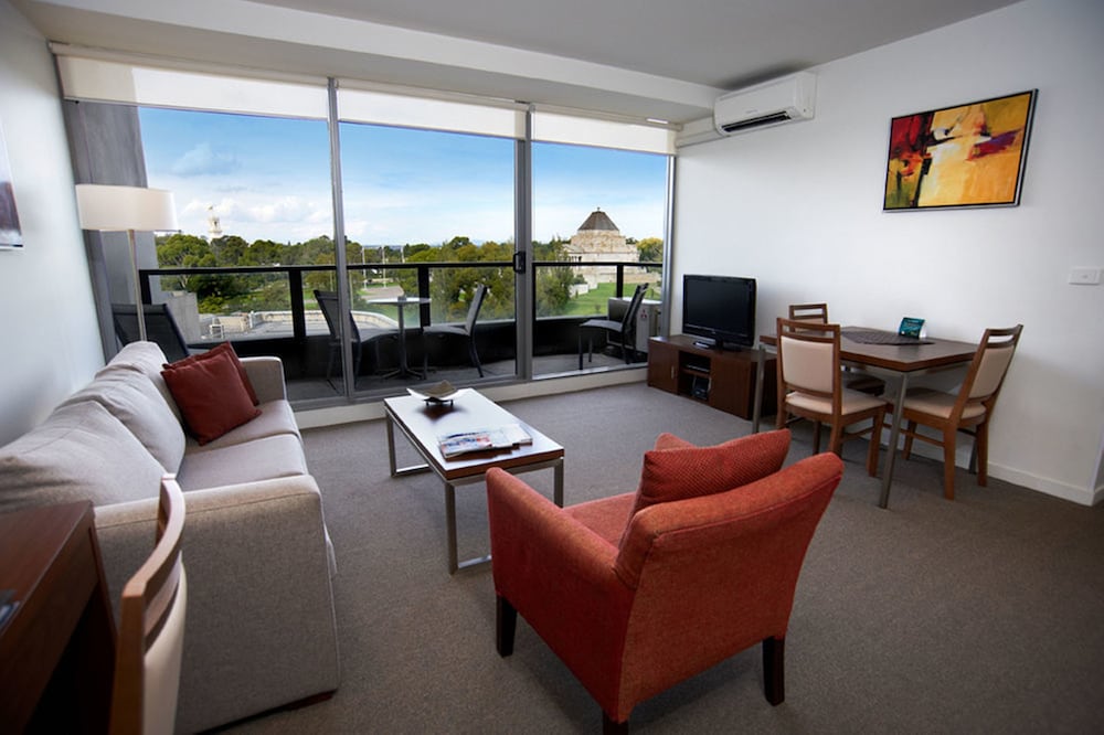 Superior One Bedroom Apartment - Photo 3