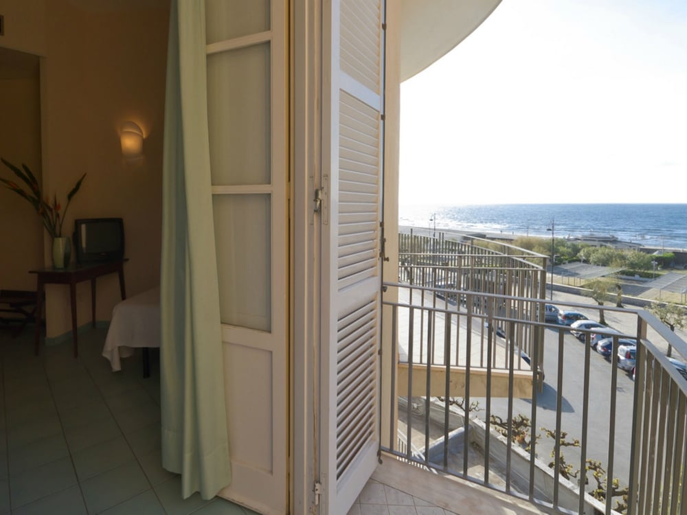 Classic Double or Twin Room, Sea View - Photo 3