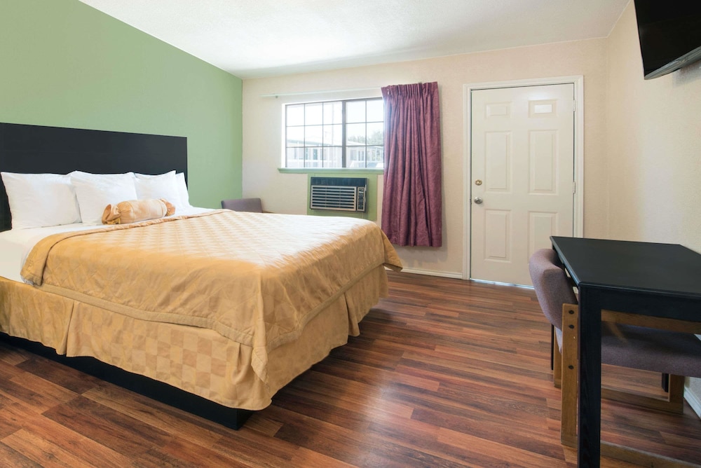 Suite, 1 King Bed, Non Smoking, Kitchenette photo 1
