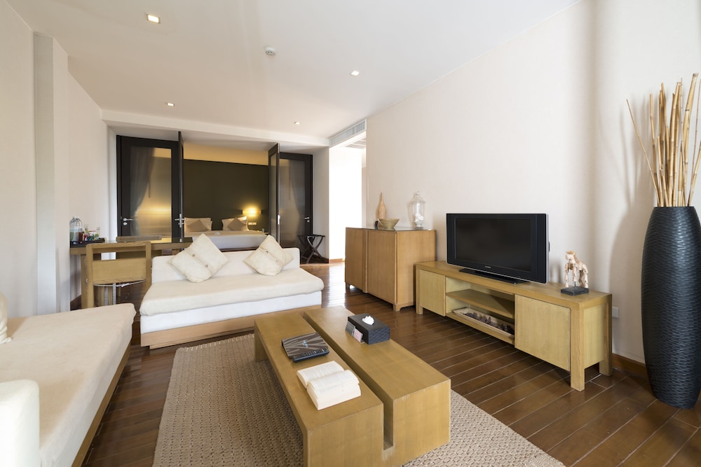 One Bedroom Deluxe Suite with Free Minibar - Photo 4