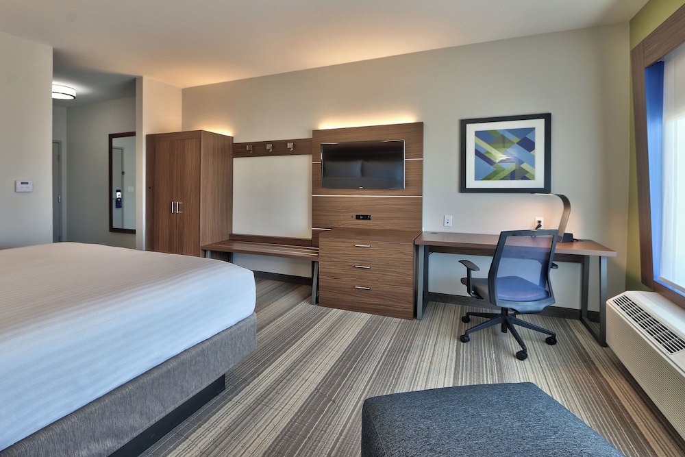 Standard Room, 1 King Bed, Accessible (Mobility, Transfer Shower) photo 3