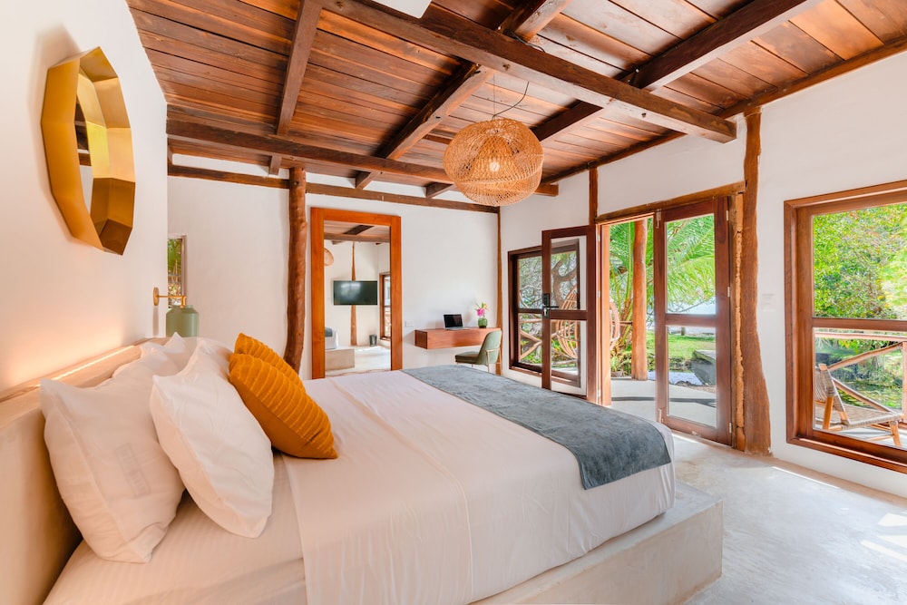 Deluxe Room, 1 King Bed, Balcony, Lagoon View photo 3